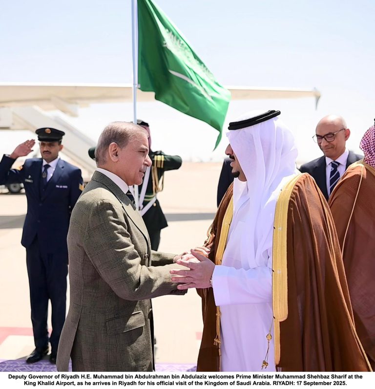 وزیراعظم محمد شہباز شریف سعودی عرب کے سرکاری دورے پر ریاض پہنچ گئے، کنگ خالد ایئرپورٹ پر پرتپاک استقبال