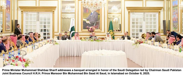 پاکستان اور سعودی عرب کے مابین دفاعی معاہدے کی بنیاد باہمی بھائی چارہ ہے، مل کر کام کریں تو عالمی برادری میں مضبوط مقام پیدا کر سکتے ہیں ، وزیر اعظم محمد شہباز شریف کا سعودی وفد کے اعزاز میں ظہرانے کے موقع پر خطاب