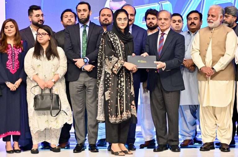 وزیراعظم نے ہونہار طلبہ وطالبات کے لئے لیپ ٹاپ سکیم 2025 ءکا افتتاح کر دیا، طلبہ وطالبات کے لیے جتنے بھی وسائل خرچ کرنا پڑے کریں گے، شہباز شریف