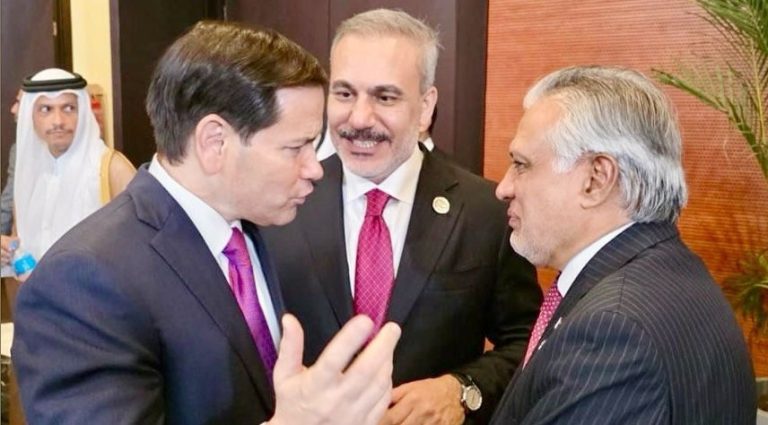 نائب وزیراعظم اور وزیر خارجہ سینیٹر محمد اسحاق ڈار کا مصر میں غزہ امن سربراہ اجلاس کے موقع پر امریکی وزیر خارجہ اور ترکیہ کے وزیر خارجہ کے ساتھ غیر رسمی تبادلہ خیال