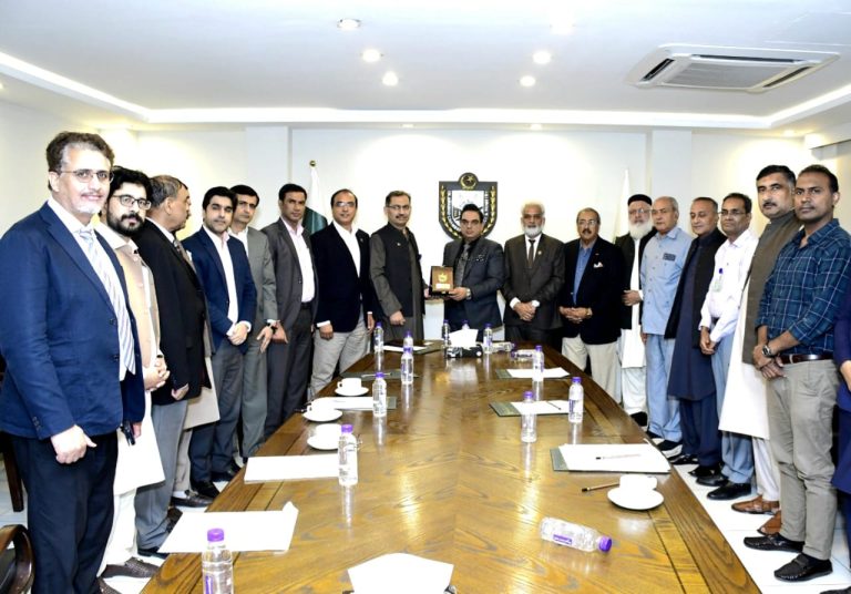اسلام آباد چیمبر کے صدر سردار طاہر محمود نے سوئی ناردرن گیس کمپنی کے جنرل منیجر میاں عدنان احمد کو شیلڈ پیش کی