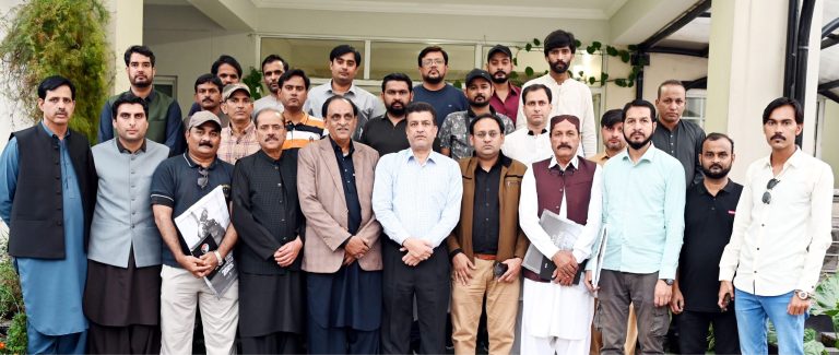 پاکستان فیڈرل یونین آف جرنلسٹس (ورکرز) کے مرکزی نائب اور سندھ کے صحافیوں کا پی آئی ڈی کمپلیکس مظفرآباد کا دورہ، ناظم تعلقات عامہ راجہ امجد حسین منہاس سے ملاقات