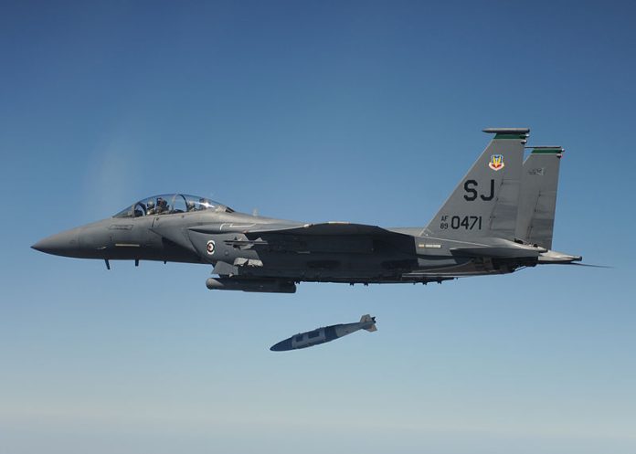 800px Us Air Force 090318 F 0000k 900 Dropping Bombs