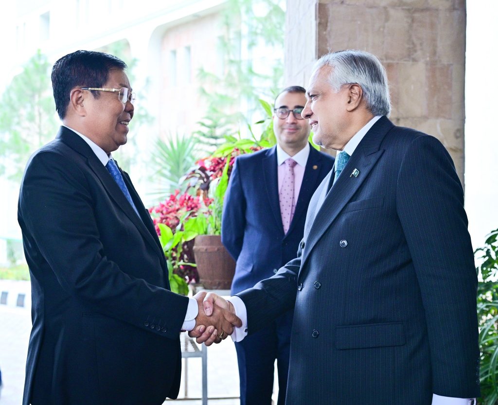 Deputy Prime Minister / Foreign Minister of Pakistan, Senator Muhammad Ishaq Dar, received the Union Minister for Foreign Affairs of the Republic of the Union of Myanmar, H.E. Than Swe, at the Ministry of Foreign Affairs in Islamabad today.